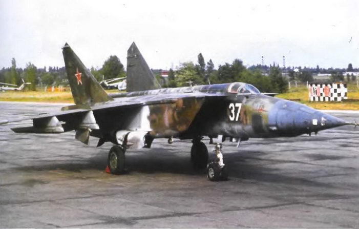 Энциклопедия современной военной авиации 1945 – 2002 ч 3 Фотоколлекция - pic_21.jpg